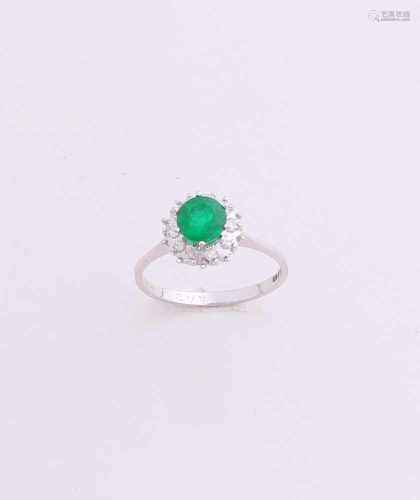 White gold ring, 585/000, with green and diamond. rosette ring with in the middle a round-faceted