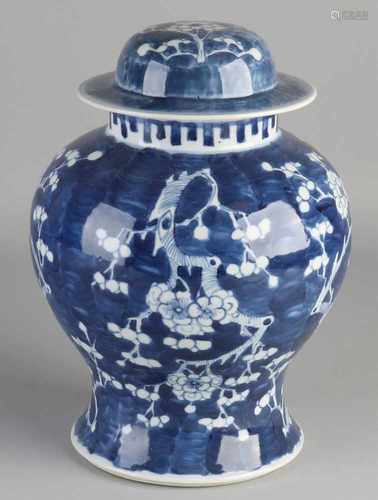 Large Chinese porcelain 19th century lidded with prunus decor. Size: H Ø 28 x 19 cm. In good