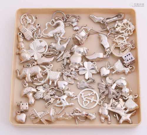 Lot with various silver charms, various levels. With mills, inter alia, animals, clovers and hearts.