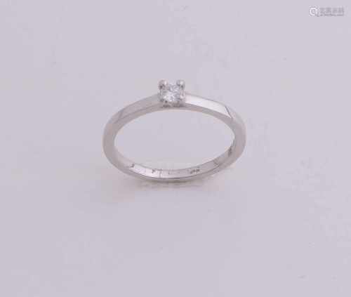White gold solitaire ring, 585/000, with diamond. White gold ring with a tight band, and a four-