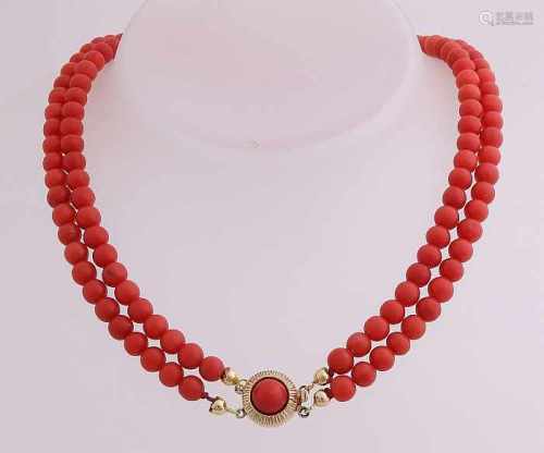 Necklace of coral with yellow gold clasp, 585/000. Collier with 2 rows of round ground coral,