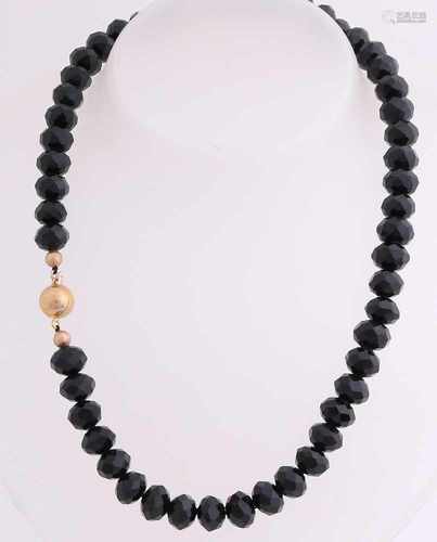 Collier faceted jet, ø 10mm, attached to a golden ball-clasp, 10mm dia. length 44 cm. In good