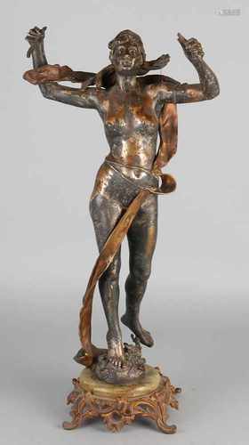 Antique bronze Nouveau Fig. Lady in motion. Circa 1900. Fog something in hands. Size: H 51 cm. In