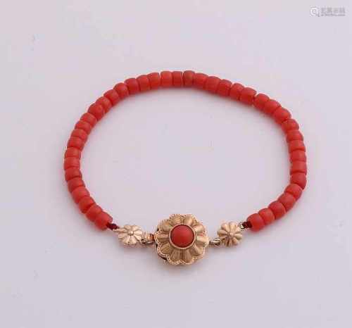 Fine bracelet with coral and yellow gold clasp, 585/000. Small bracelet with a cheese-shaped cut