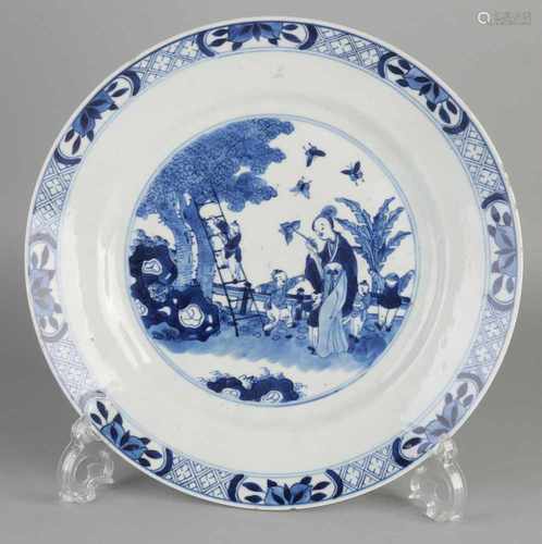 18th - 19th Century large Chinese porcelain dish with geisha + zotjes in garden decor. Four signs