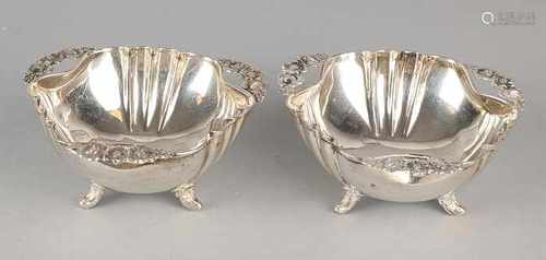 Two silver trays, 925/000, triangular gecontourneerd with floral processed handles, located at 3