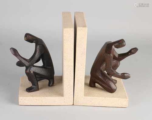 Two 70s bookends of stone and bronze figures. Size: 18.5 x 12 x 12 cm. In good condition.