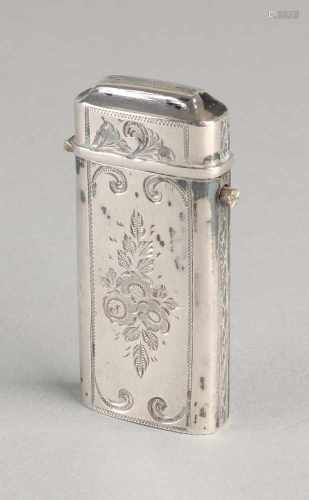 Silver tondeldoosje, 833/000, rectangular model with hinged lid, decorated with carvings. 3x6x1,1cm.