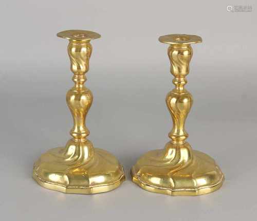 Two antique brass polished Baroque-style candle candlesticks with bobeches. Size: H 18.5 cm. In good