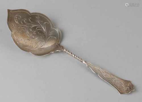 Silver petitfour slice, 833/000, with a scoop molded decorated with floral engraving, secured to a