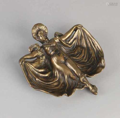 Art Nouveau brass ashtray. Woman with skirt. 20th century. Size: 17 x 15 x 3 cm. In good condition.