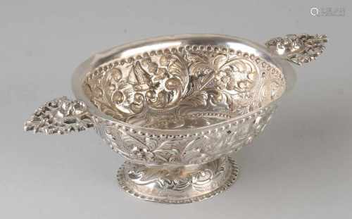 Small silver brandewijnkom, 833/000, decorated with acanthus leaves and gear with Dutch scene.