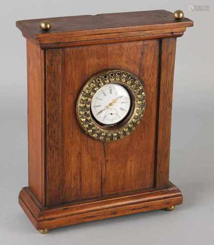 Wood Porte Montre with silver watch, 800/000, with key excitement. 22x17x7cm. In good