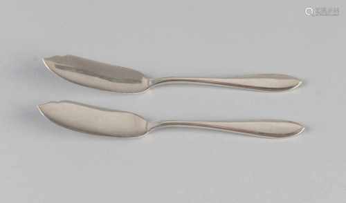 Set 835/000 silver butter knives with a length of 15.5 cm. Steal with point fillet. Zilverfabriek