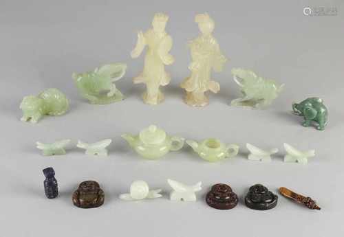 Nineteen parts of old / antique jade objects. Among other: Figures, charms, et cetera. Size: 4-14