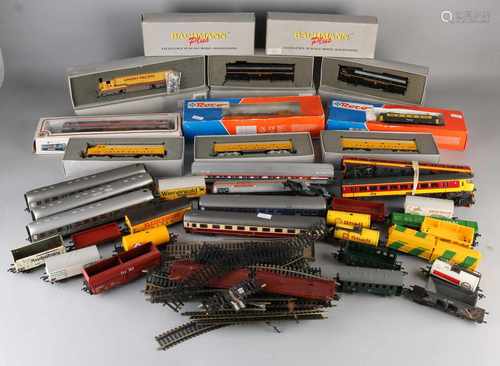 Lot with several locomotives and carriages of, inter alia, Bachmann, Roco etc. In various conditions