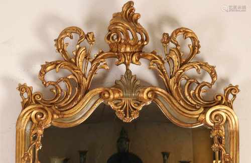 Great Italian gilt wood mirror with console stabbed. Rococo-style. 20th century. Crack in glass.