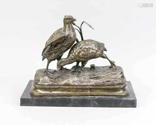 Large bronze figure in black marble base. Two partridges. 20th century. Unnoticed. Size: 30 x 37 x