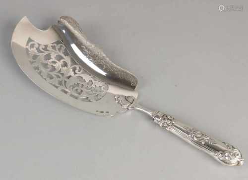 Silver fish slice, 833/000, with cut and engraved scoop provided with floral decoration, attached to