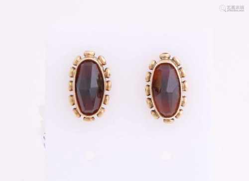 Yellow gold earrings, 585/000, with garnet. Oval earrings with a border decorated with eyelets,