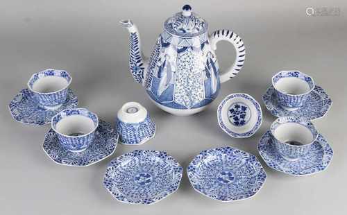 Lot dishes, Chinese parsley / Long Lijs decor. Circa 1900. Comprising: Big teapot + six cups and