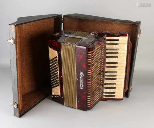 Old accordion case. Branded Amoretta. Circa 1930. Dimensions: 39 x 20 x 42 cm. In very good