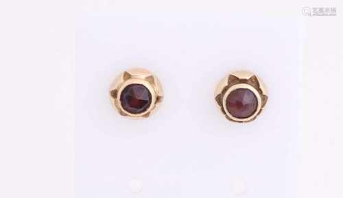 Yellow gold earrings, 585/000, round earrings with a zetkast in the shape of a flower set with a