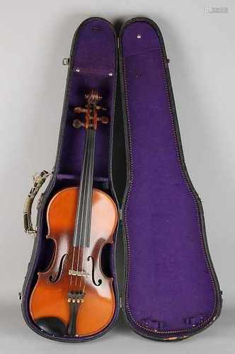 Old / antique violin. Signed. Le Marquisdelair Daseaux Ano. Dimensions: 60 cm. In good condition.