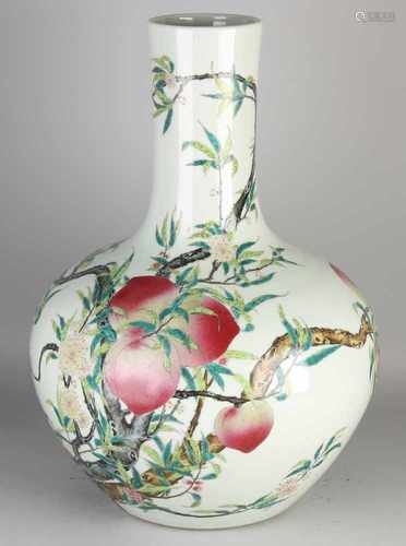 Very large Chinese porcelain Family Rose vase with peach decor and Queng Lung bottom mark. Size: H Ø