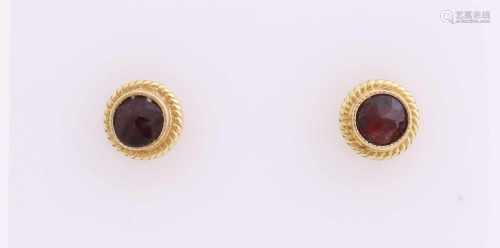 Yellow gold earrings, 585/000, with garnet. Small round earrings with a twisted edge, includes a