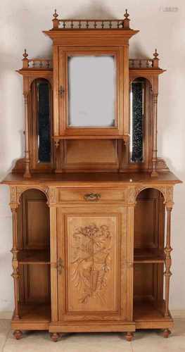 Antique walnut flaunt vertico with shelves, mirrors, full pillars and carvings. Circa 1890. Size: