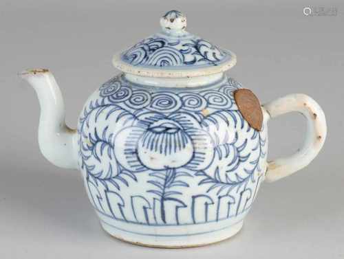 19th Century Chinese porcelain teapot with floral decor. Size: 11.5 x 16 x 9.5 cm Ø. In good