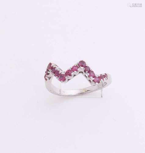 White gold ring, 750/000, with ruby. Diamond row ring having a zig-zag-shape, set with 14 around