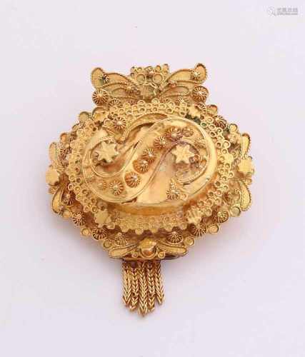 Yellow gold brooch region, 585/000, oval model with S-shaped applique embellished with studs and