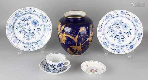 Six times diverse German porcelain. 20th century. Consisting of: Cobalt blue vase, gold floral,