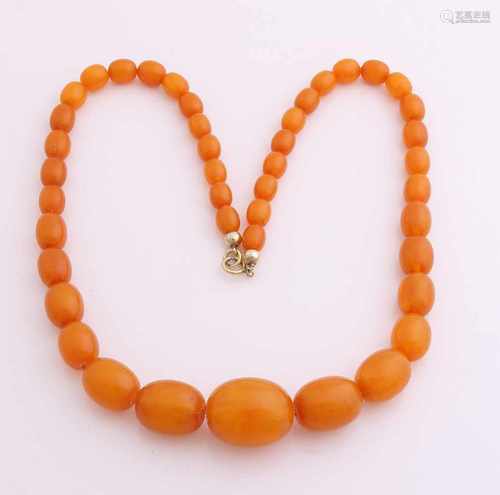 Extending oval amber necklace, 7-9 mm / 17x23mm. Equipped with a double closure. 51 cm.