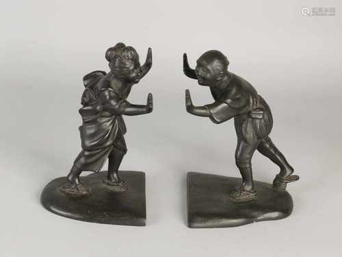 Two antique Japanese bronze bookends with signature. Circa 1900. Size: 17-18 cm. In good condition.