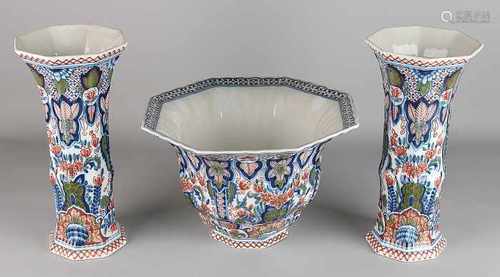 Three-piece Makkum polychrome Fayence garniture. Second half 20th century. Size: H 19-30 cm. In good