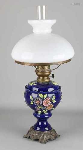 Majolica Blue antique kerosene lamp with reprocessed flowers. Circa 1900. Dimensions: H 45 cm. In