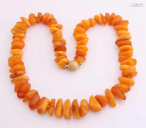 Collier of tumbled amber attached to a double ball-clasp, with matte operation. 59 cm. width 16