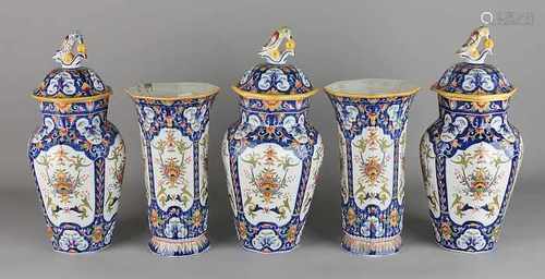 Five-piece Dutch polychrome porcelain garniture. 20th century. Some chips. Size: 25-34 cm. In