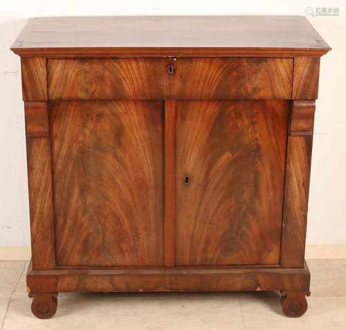 Dutch mahogany Empire penantkast. Circa 1820. Beautiful patina. Size: 95 x 50 x 96 cm. In good