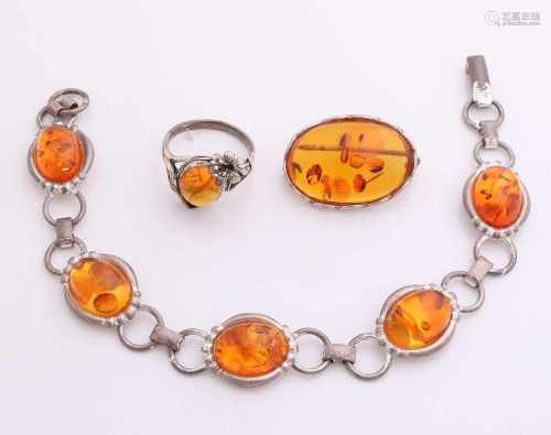 Silver bracelet, ring and pendant, 925/000, with amber. Bracelet with 5 oval-shaped stones, 19 cm,