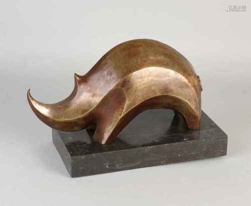 Art Deco style bronze rhinoceros on black marble base. 21st century. Size: 21 x 31 x 13 cm. In