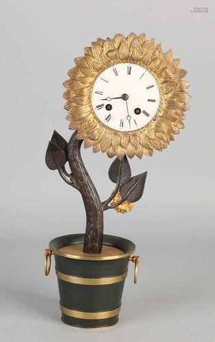 Very rare bronze ormolu Empire / Biedermeier pendulum. Circa 1830. Flowerpot with sunflower. Eight