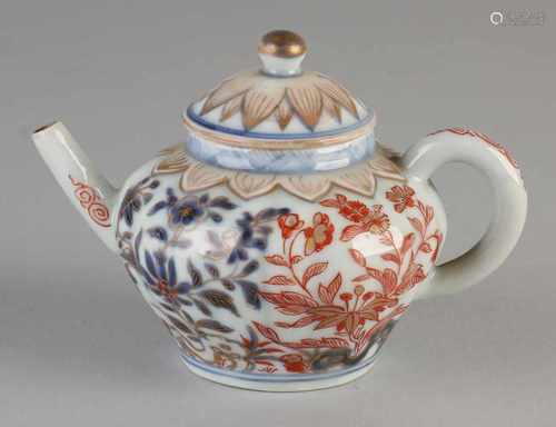 18th Century Chinese porcelain teapot with floral decor. Dimensions: 9.5 x 13.5 x 9 cm. In good