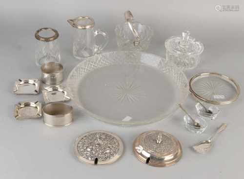 Lot crystal with silver, a cream couple with milk jug, spoon vase and suikerbak, with silver edge