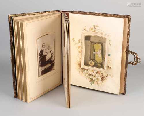 Antique book with functioning music box. Including photos. Circa 1900. Size: 29 x 23 x 8 cm. In good