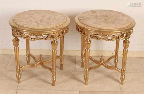 Two gilded Louis XVI-style wooden side tables with marble tops. 20th century. Size: ø 52 x 48 cm. In