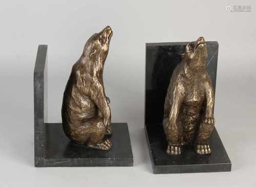 Two bronze bookends with black marble base. Incumbent bears. 21st century. Size: 24 x 17 x 13 cm. In